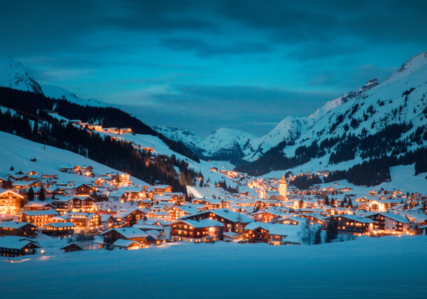     Aufnahme vom Skiort Lech am Arlberg bei Nacht / Lech Zürs
